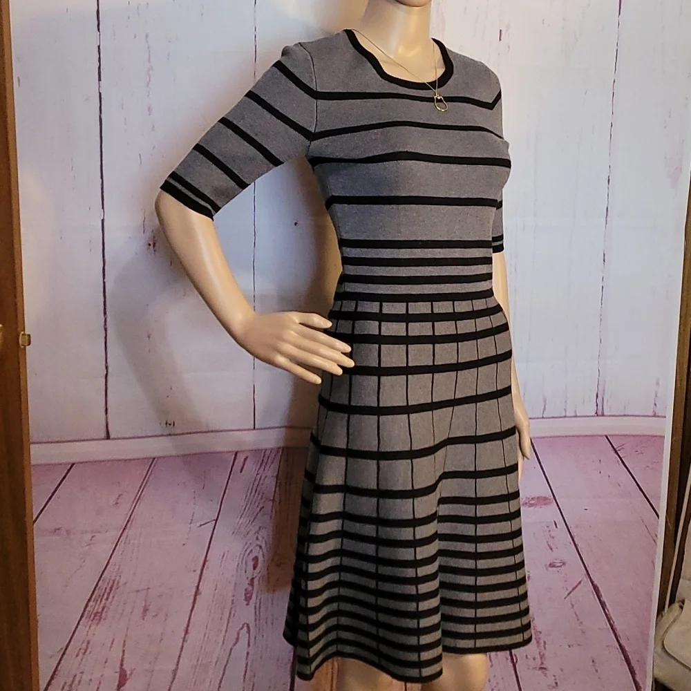 Gabby Skye Gray w/Black knit fit & flare Dress